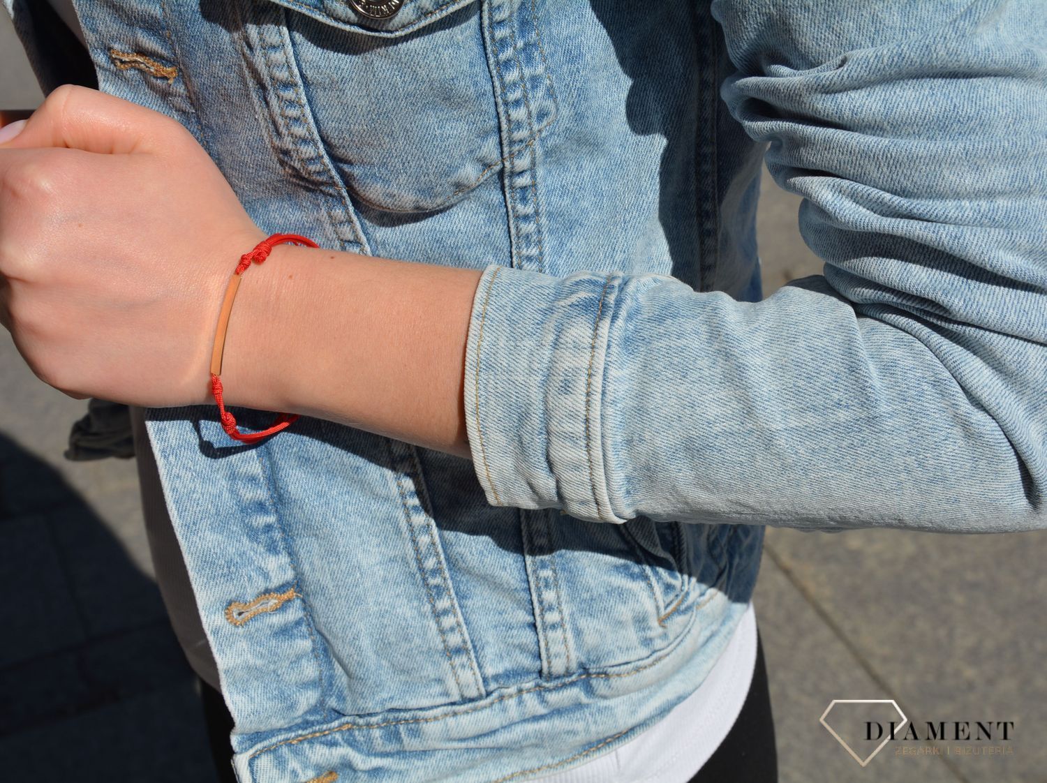 Bransoletka na modnym, czerwonym sznureczku z elementem ozdobnym w kształcie prostej blaszki. Bransoletka z możliwością graweru. Idealny pomysł na prezent.  (1).jpg